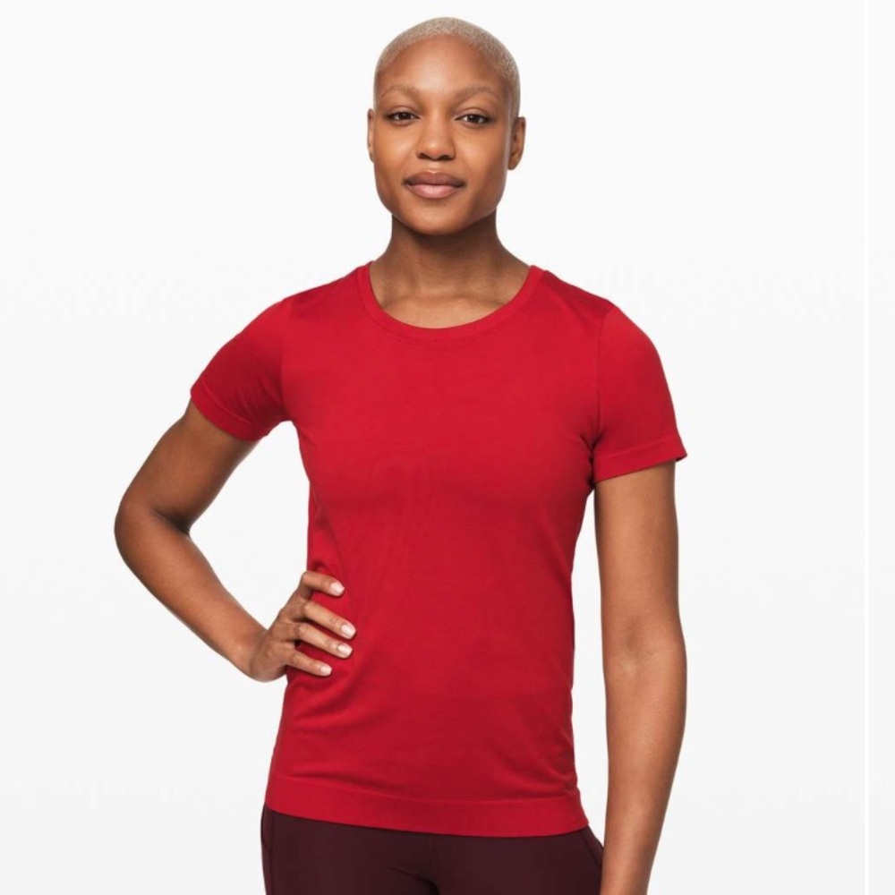 Lululemon Swiftly Relaxed Short Sleeve in 
Dark Red - Size 16